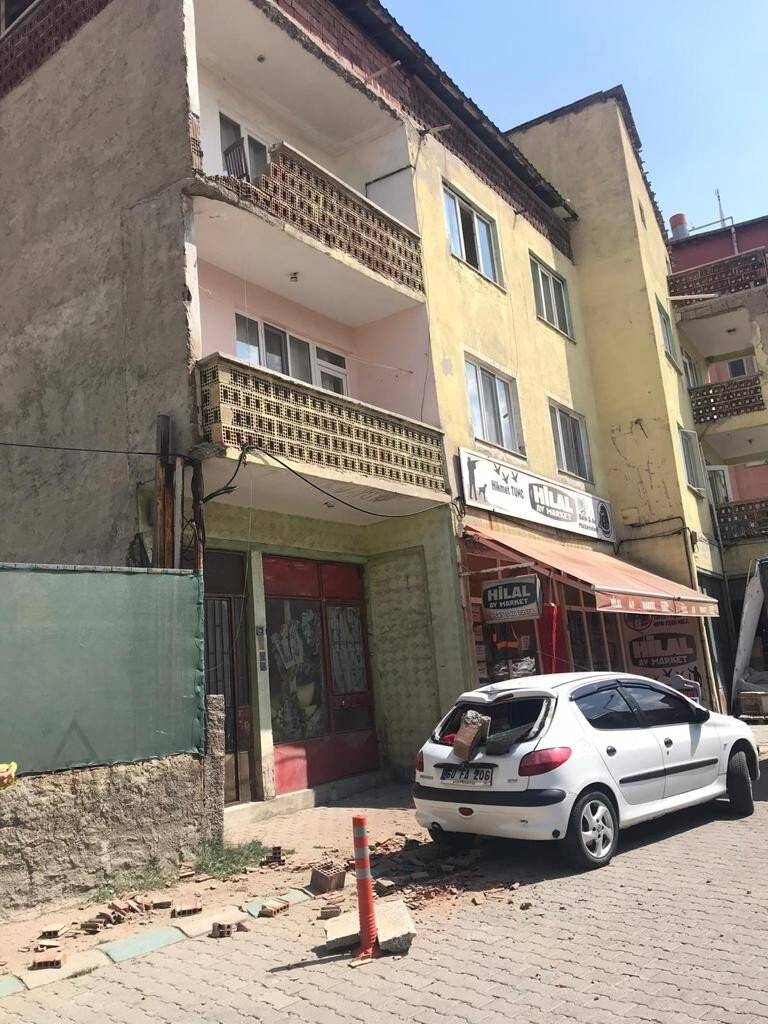 Kütahya’daki deprem anında yaşananlar kamerada