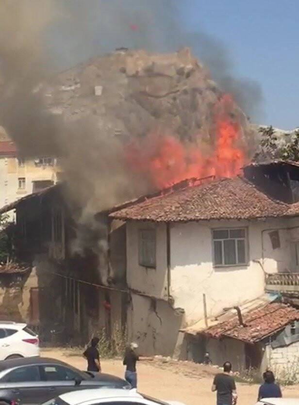 Tokat’ta 2 katlı metruk ev alevlere teslim oldu