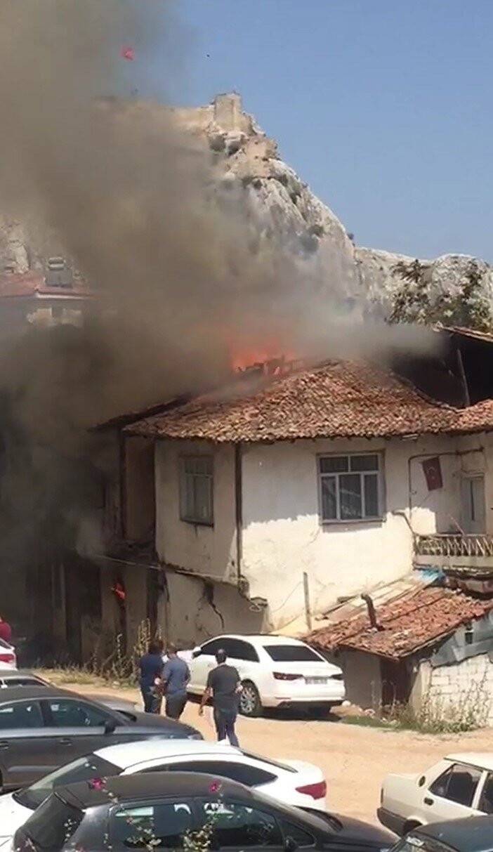 Tokat’ta 2 katlı metruk ev alevlere teslim oldu