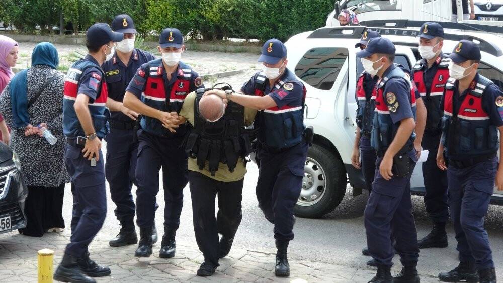 Cinnet geçirerek 3 küçük kızını silahla öldüren şahıs adliyeye getirildi