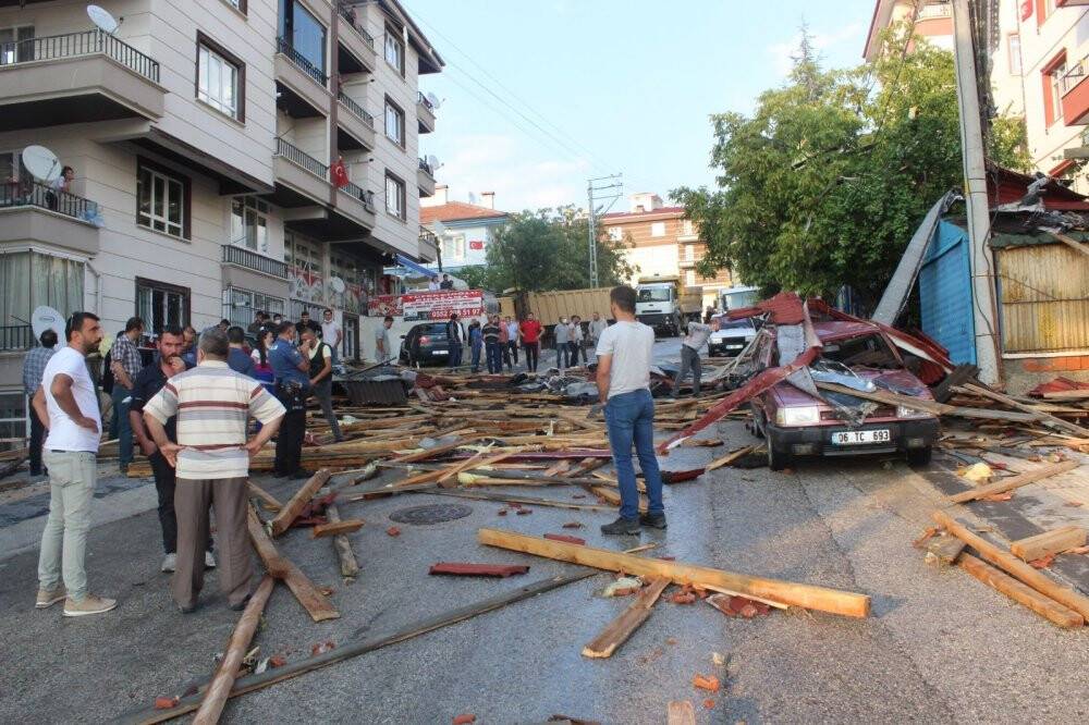 Fırtınada 3 binanın çatısı uçtu