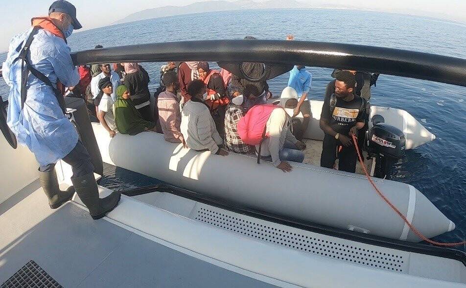 İzmir açıklarında 166 düzensiz göçmen kurtarıldı
