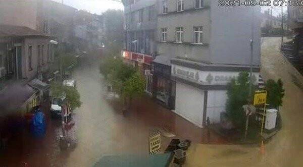 Caddeler göle döndü, dükkanlar sular içerisinde kaldı