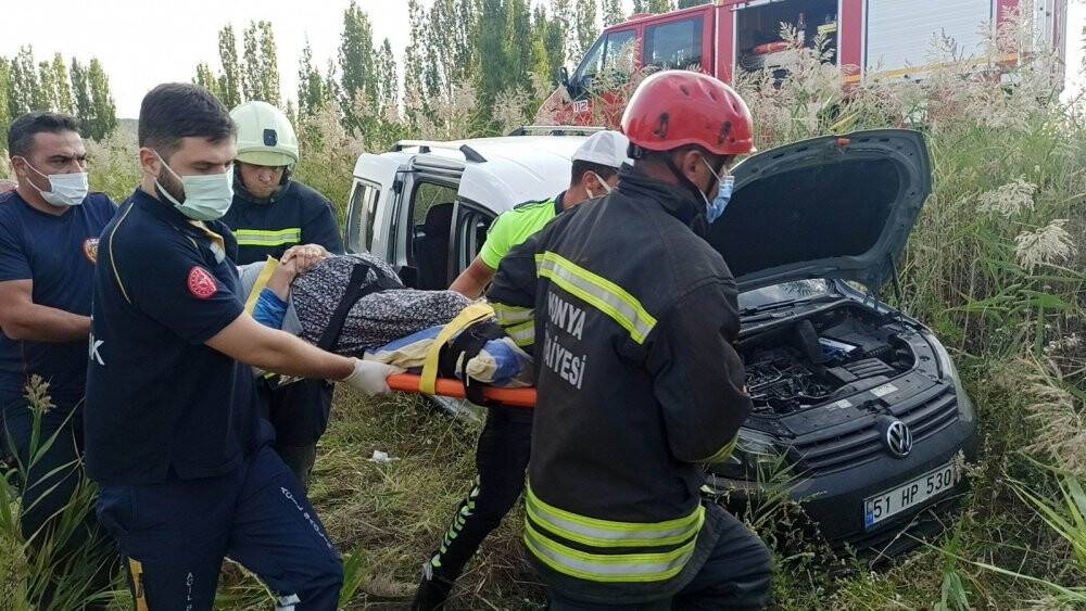 Konya'da kontrolden çıkan araç şarampole devrildi!