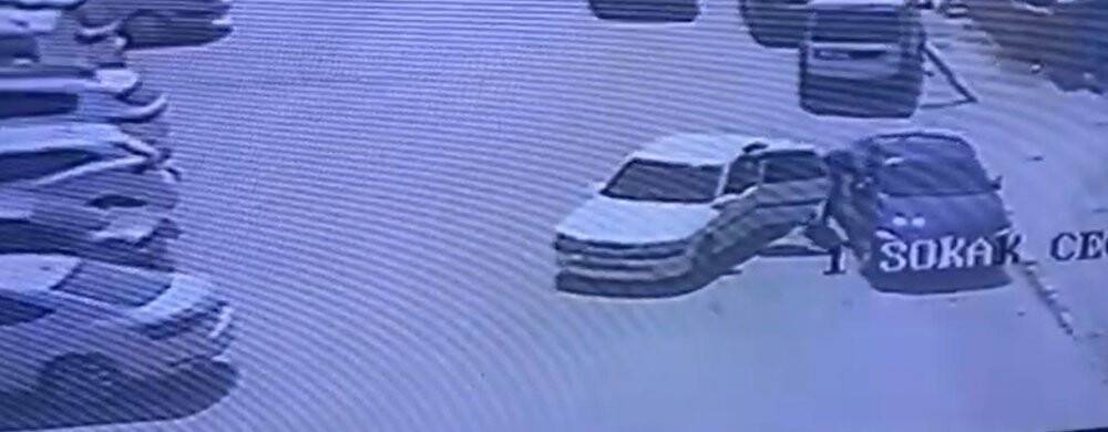 Takip ettikleri otomobilin camını kırıp 200 bin lirayı çaldılar