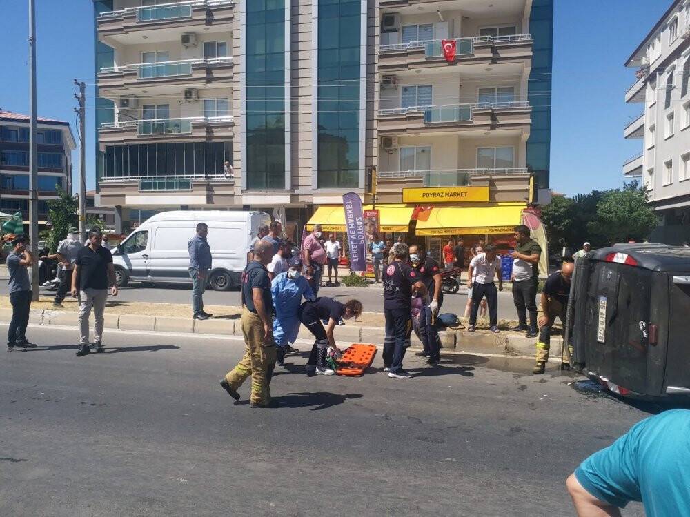 Rakıyı su sanıp kazazedelerin başına döktü