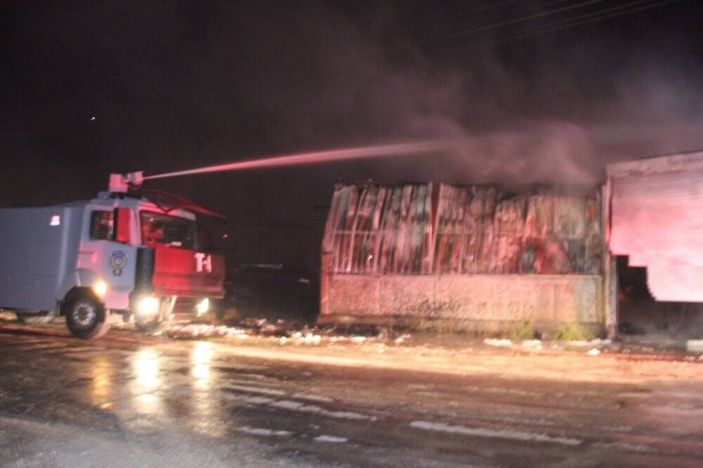 Konyna'da yalıtım malzemesi bulunan iş yerinde korkutan yangın