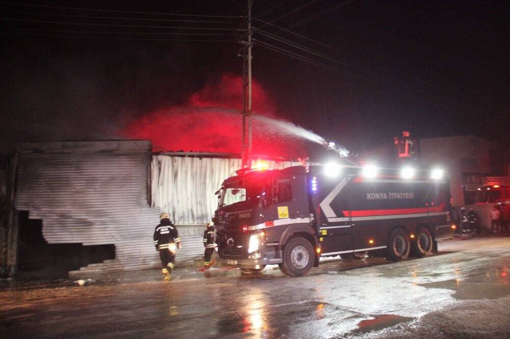 Konyna'da yalıtım malzemesi bulunan iş yerinde korkutan yangın
