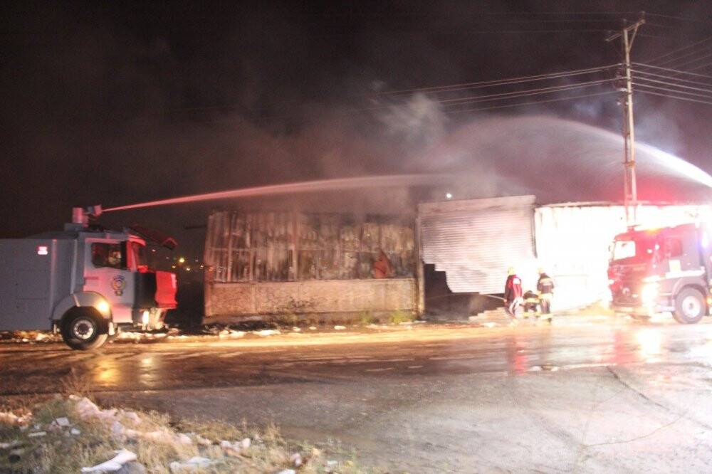Konyna'da yalıtım malzemesi bulunan iş yerinde korkutan yangın