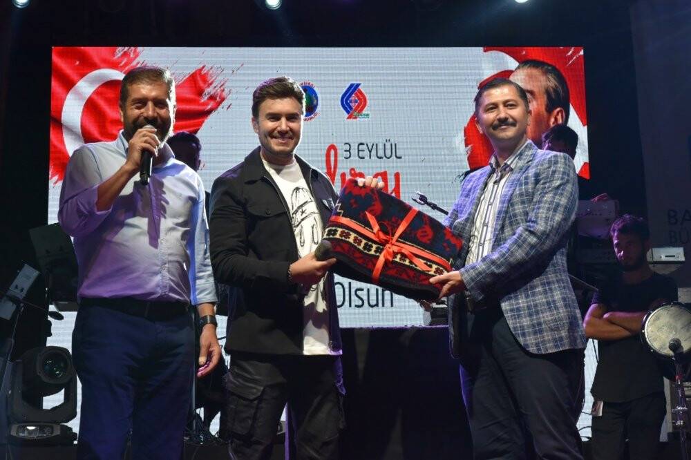 Mustafa Ceceli Sındırgı’yı coşturdu