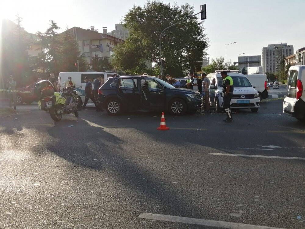Son sürat giden motosiklet sürücüsü otomobile çarptı: 1 ölü, 2 yaralı