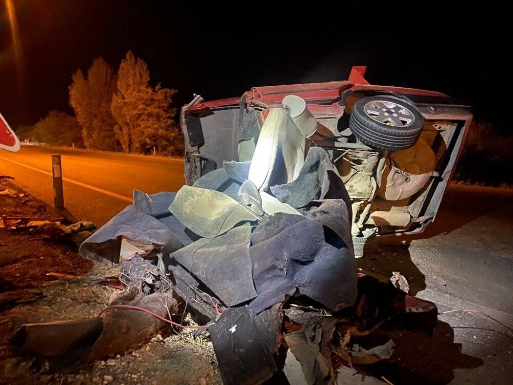 Afyonkarahisar-Konya karayolundaki kazada ikiye bölünen otomobilden yaralı çıktılar