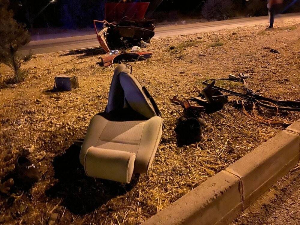 Afyonkarahisar-Konya karayolundaki kazada ikiye bölünen otomobilden yaralı çıktılar