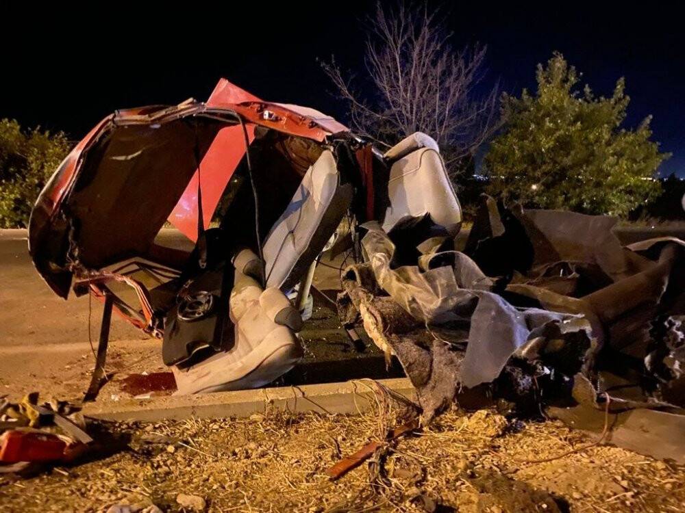 Afyonkarahisar-Konya karayolundaki kazada ikiye bölünen otomobilden yaralı çıktılar