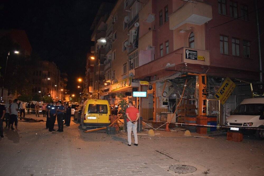 Ekmek fırını bomba gibi patladı: Ortalık savaş alanına döndü