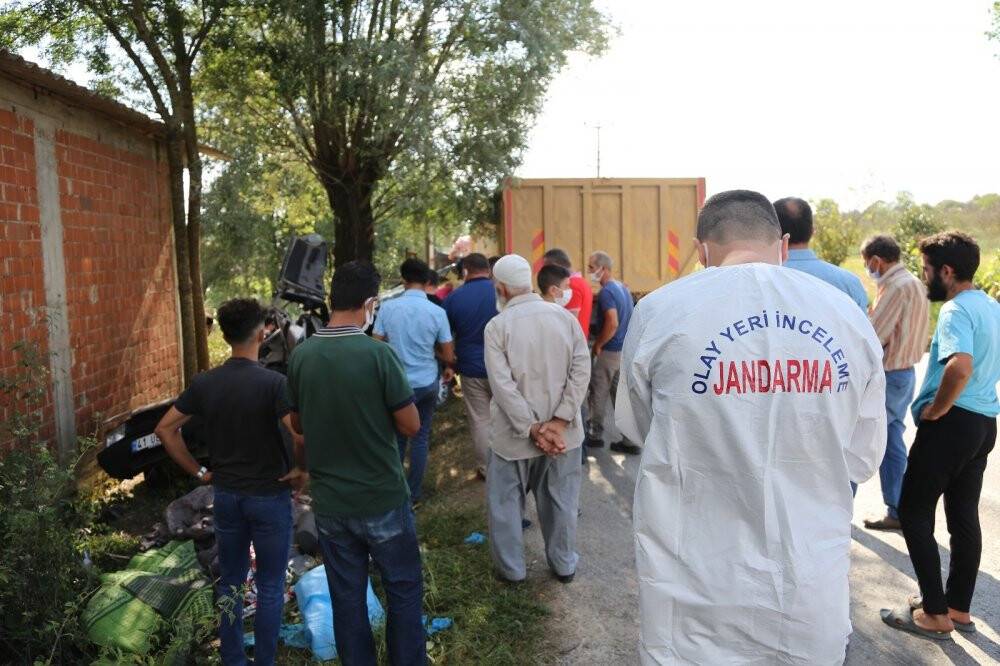 Cenaze törenine giderken feci kazada canından oldu