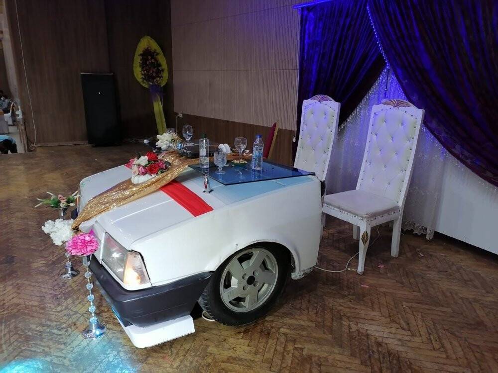 Otomobilin ön tarafını kesti gelin damat masası yaptı