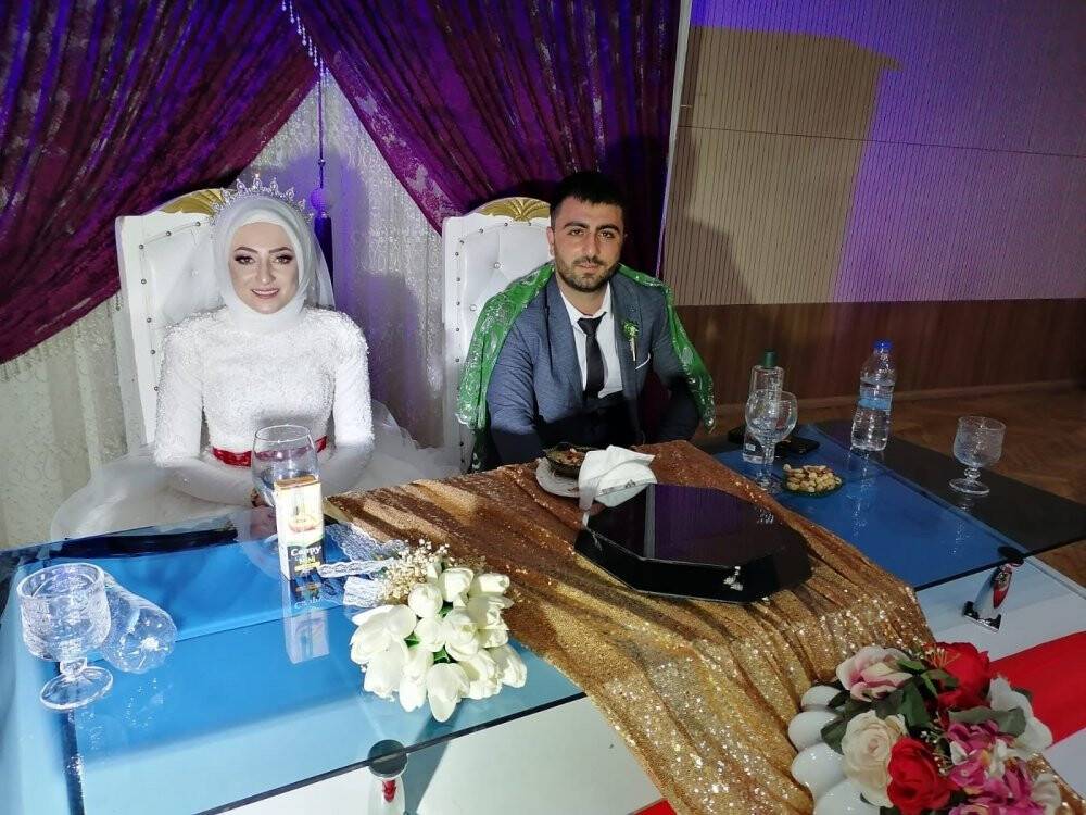Otomobilin ön tarafını kesti gelin damat masası yaptı