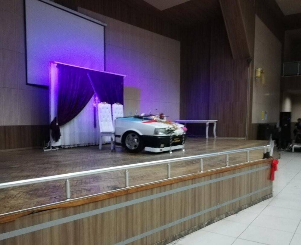 Otomobilin ön tarafını kesti gelin damat masası yaptı