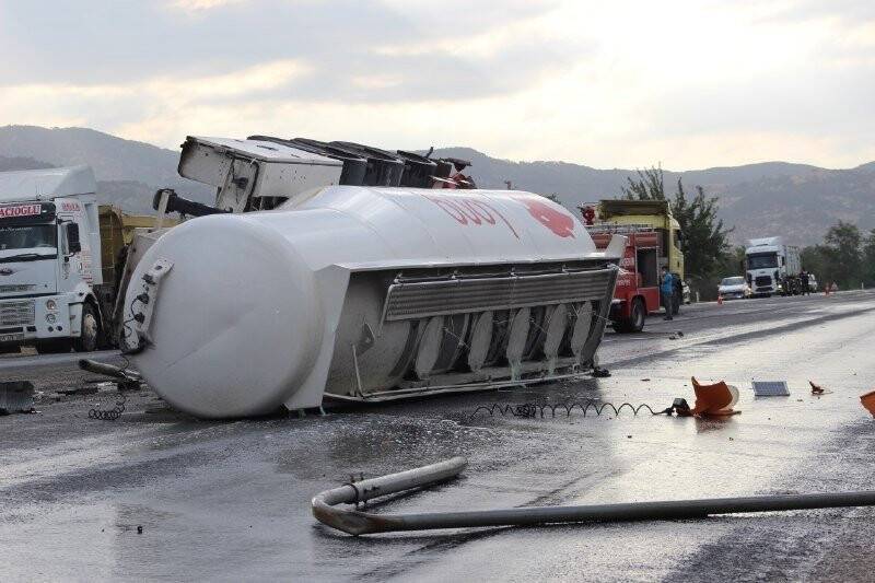 Yağışla birlikte kontrolden çıkan yakıt tankeri devrildi