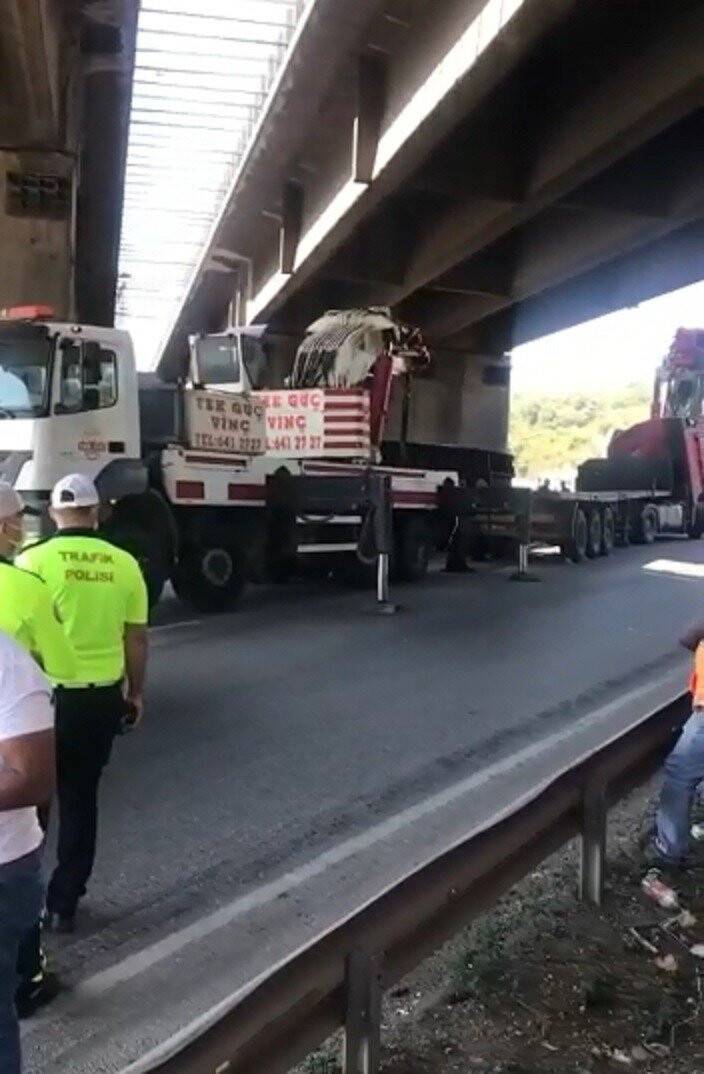 D100’de devrilen tırın sürücüsü hayatını kaybetti