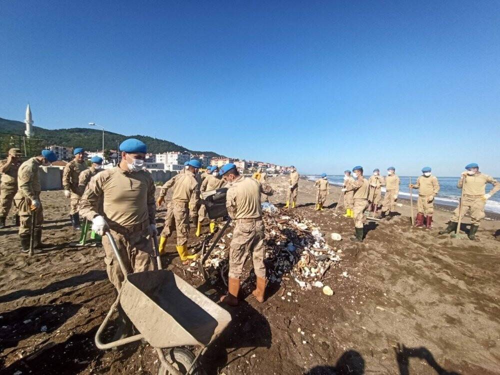 Selde kirlenen sahilin temizliğine Mehmetçik el attı