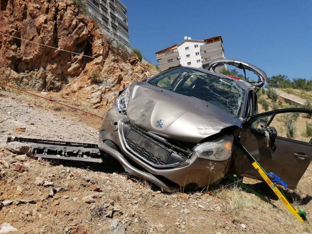 Uçurumdan düşen araçta 1 kişi öldü, 1 kişi ağır yaralandı