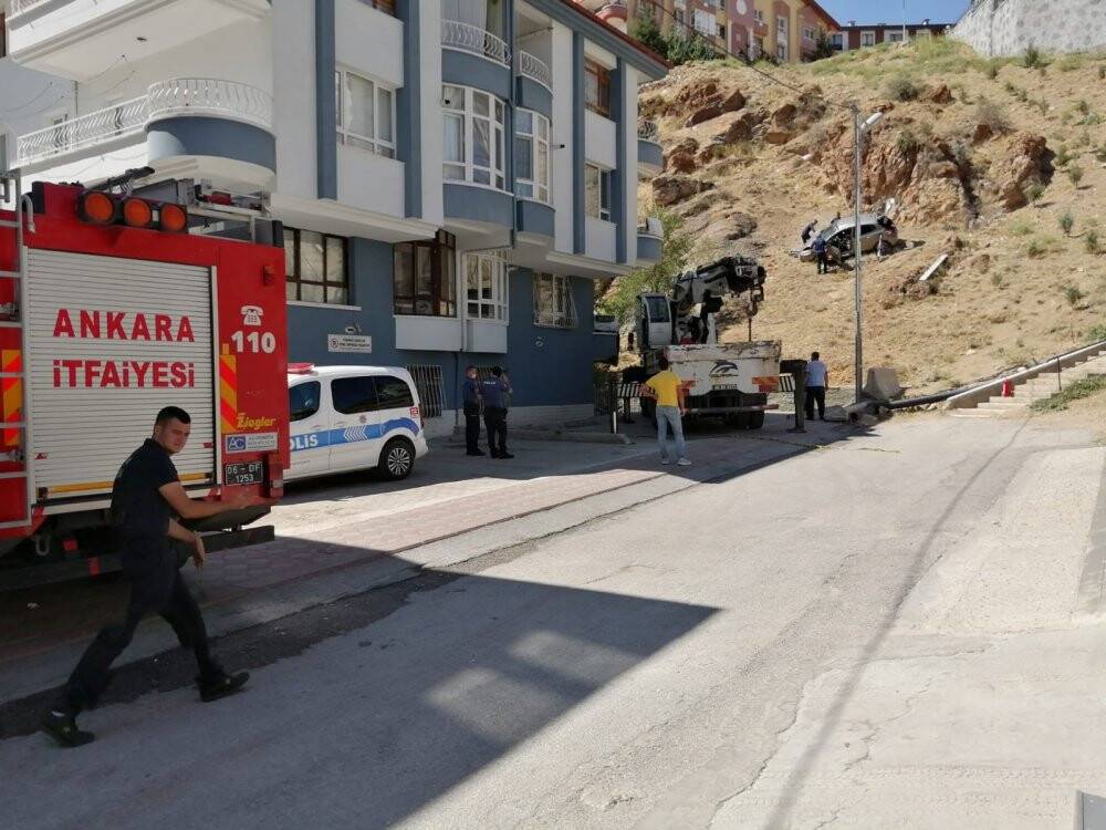 Uçurumdan düşen araçta 1 kişi öldü, 1 kişi ağır yaralandı
