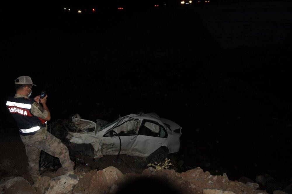 Araç köprüden düştü: 2 ölü, 1 yaralı