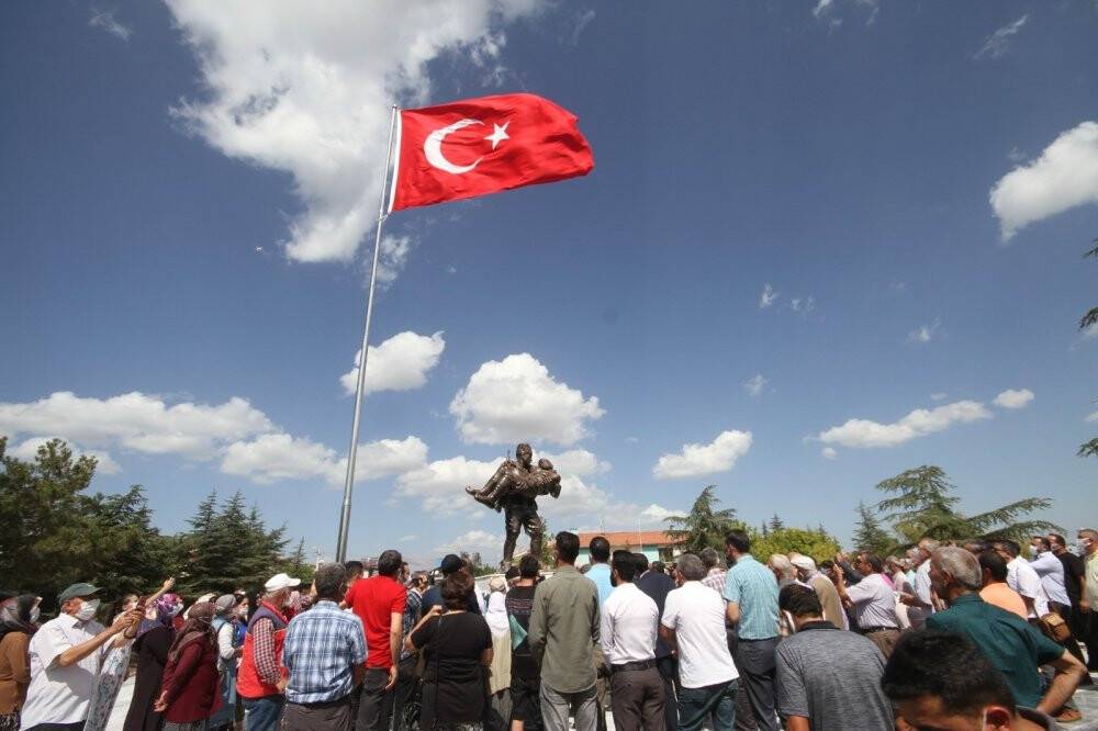 Beyşehir’de Şehitler ve Gaziler Parkı ile Şehit Baba ve Oğul Anıtı açıldı