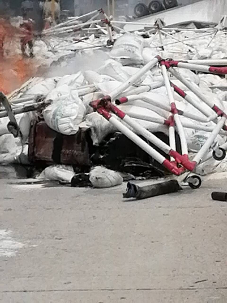 Freni patlayan tır otoyol gişelerine çarptı: 3 ölü, 7 yaralı