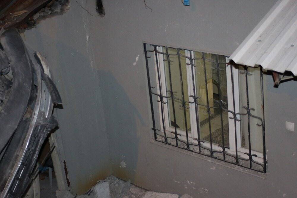 Kontrolden çıkan otomobil evin çatısına düştü
