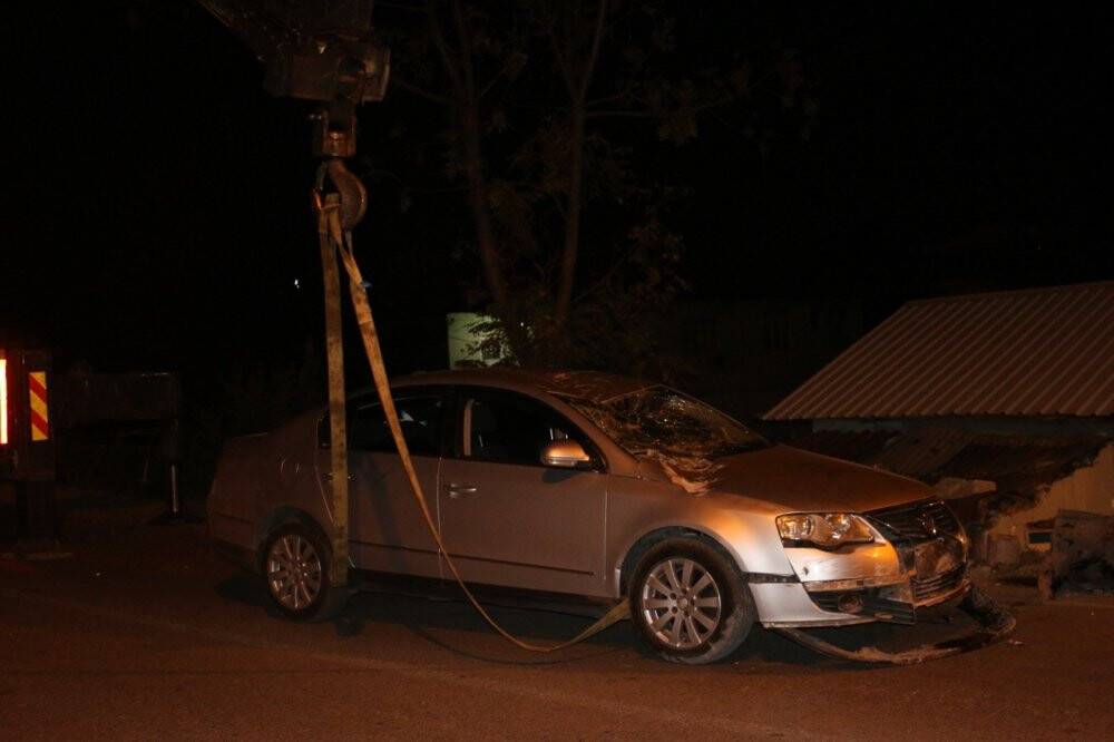Kontrolden çıkan otomobil evin çatısına düştü