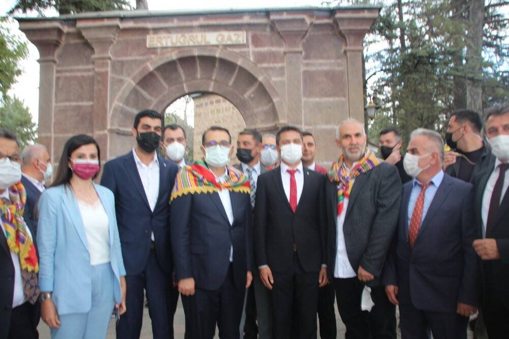 Bakan Dönmez ve Çavuşoğlu, Ertuğrul Gazi Türbesi’ni ziyaret etti