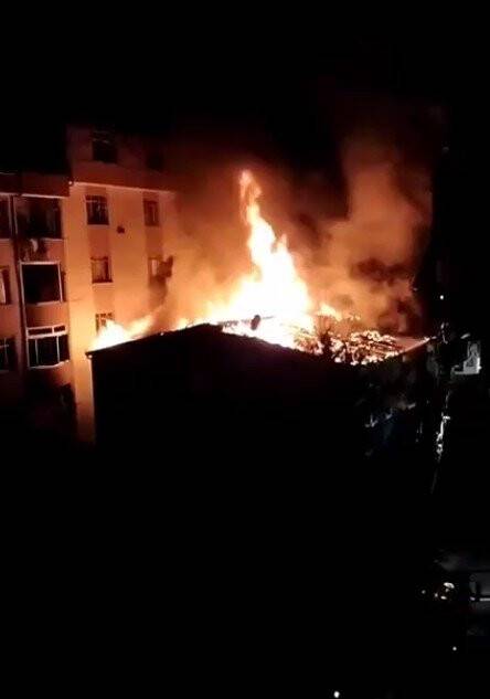 Düğünde atılan havai fişek çatıya düştü, çatı alev alev yandı