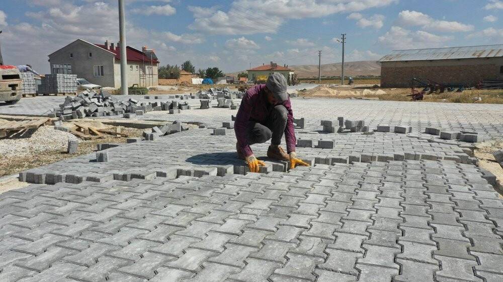 Karatay’ın dört bir tarafında parke çalışmaları devam ediyor