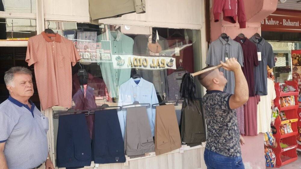 Eşek arıları esnafın başına bela oldu!