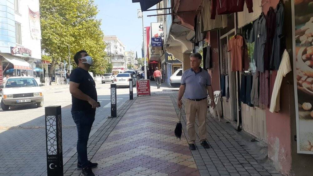 Eşek arıları esnafın başına bela oldu!