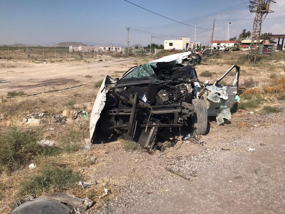 Konya'da kaza! Hurdaya dönen araçtan sağ çıktılar