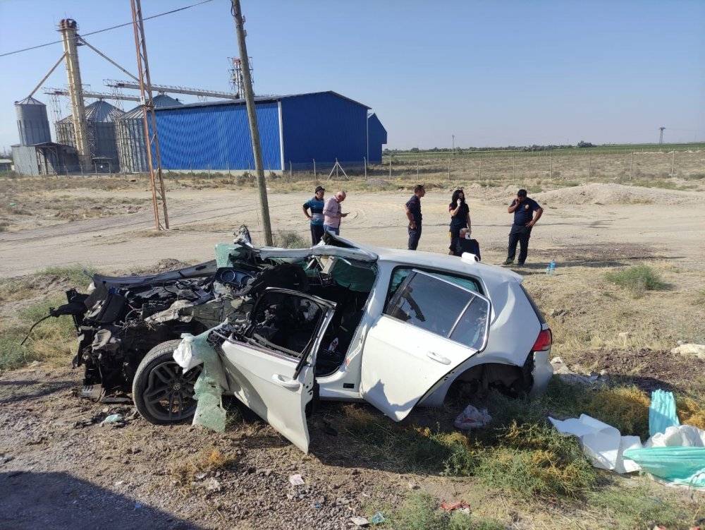 Konya'da kaza! Hurdaya dönen araçtan sağ çıktılar