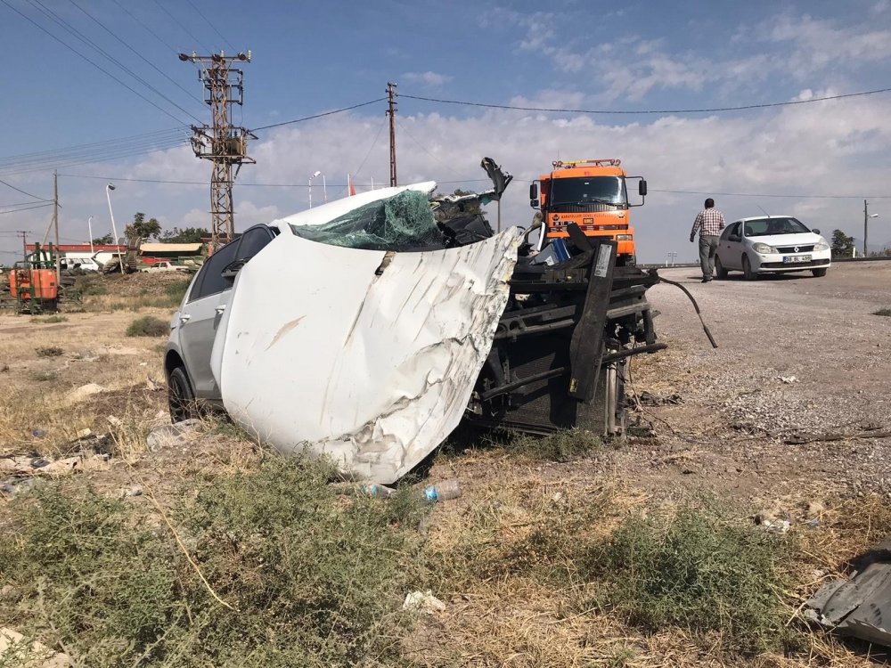 Konya'da kaza! Hurdaya dönen araçtan sağ çıktılar