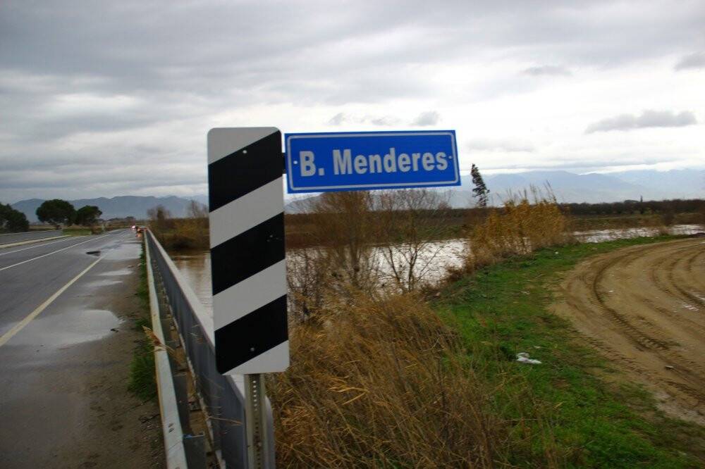 Kuruyan Büyük Menderes koyunlara otlak oldu
