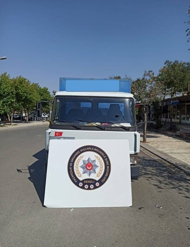 Sahte kargo aracında litrelerce kaçak akaryakıt bulundu