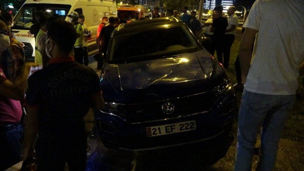Yaya çarpmamak için yavaşladı, arkadan araç çarpınca yayaların üzerine uçtu!