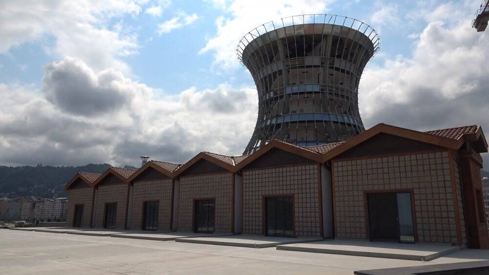 Dünyanın en büyük çay bardağının camları takılmaya başladı