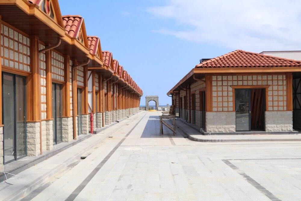 Dünyanın en büyük çay bardağının camları takılmaya başladı