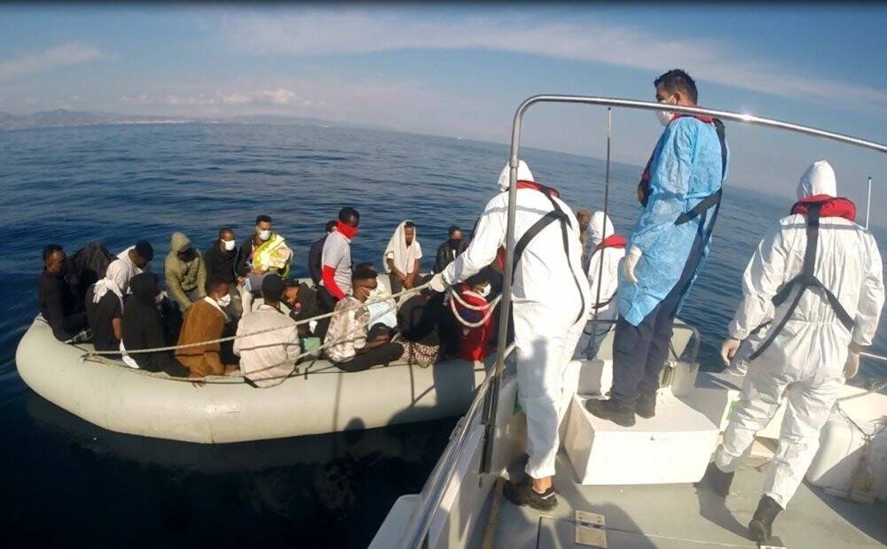 İzmir açıklarında 184 düzensiz göçmen kurtarıldı