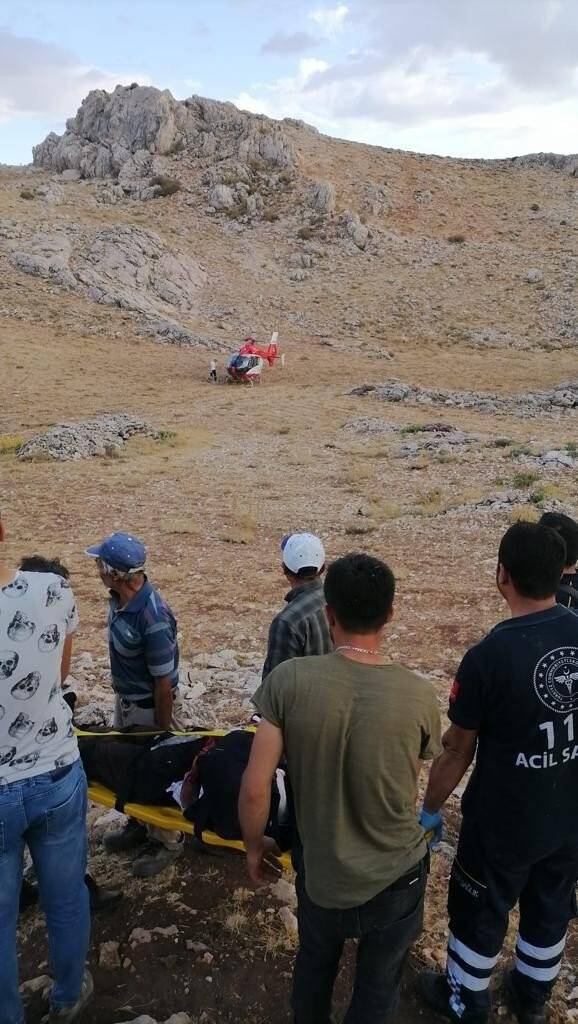 Kayalıklardan düşen ve ateş alan tüfeğiyle yaralanan çoban kurtarıldı