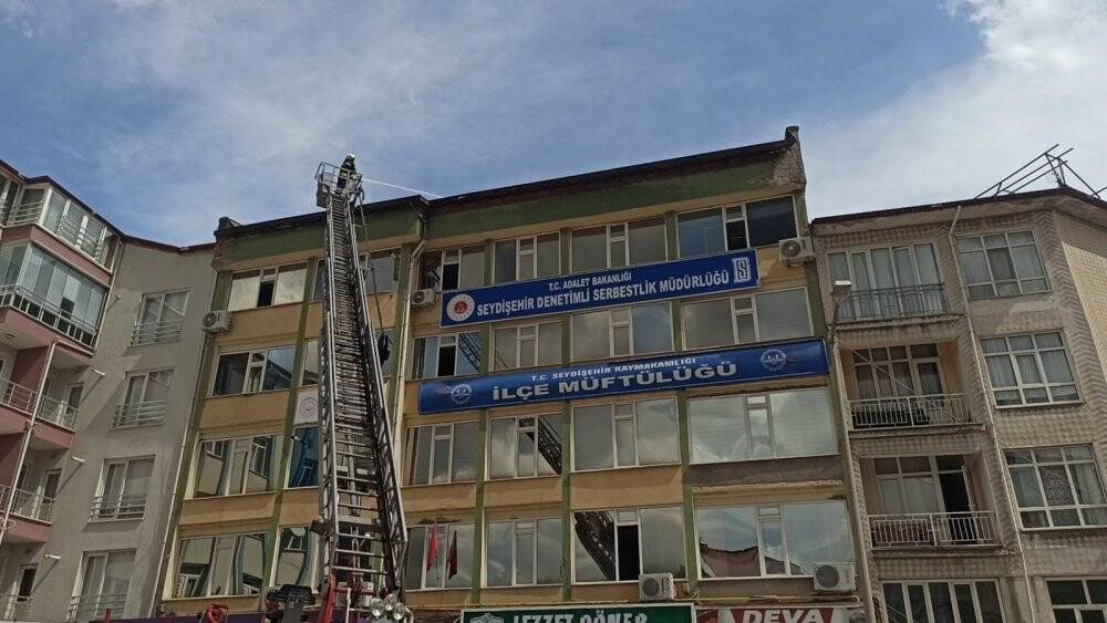 Konya’da 5 katlı binada korkutan yangın