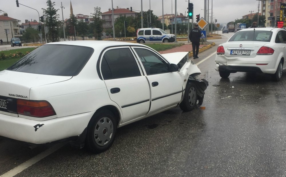 Konya'da trafik ışıklarında kaza: 2 yaralı